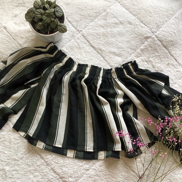 Off-Shoulder Cropped Striped Blouse - Picture 2 of 4